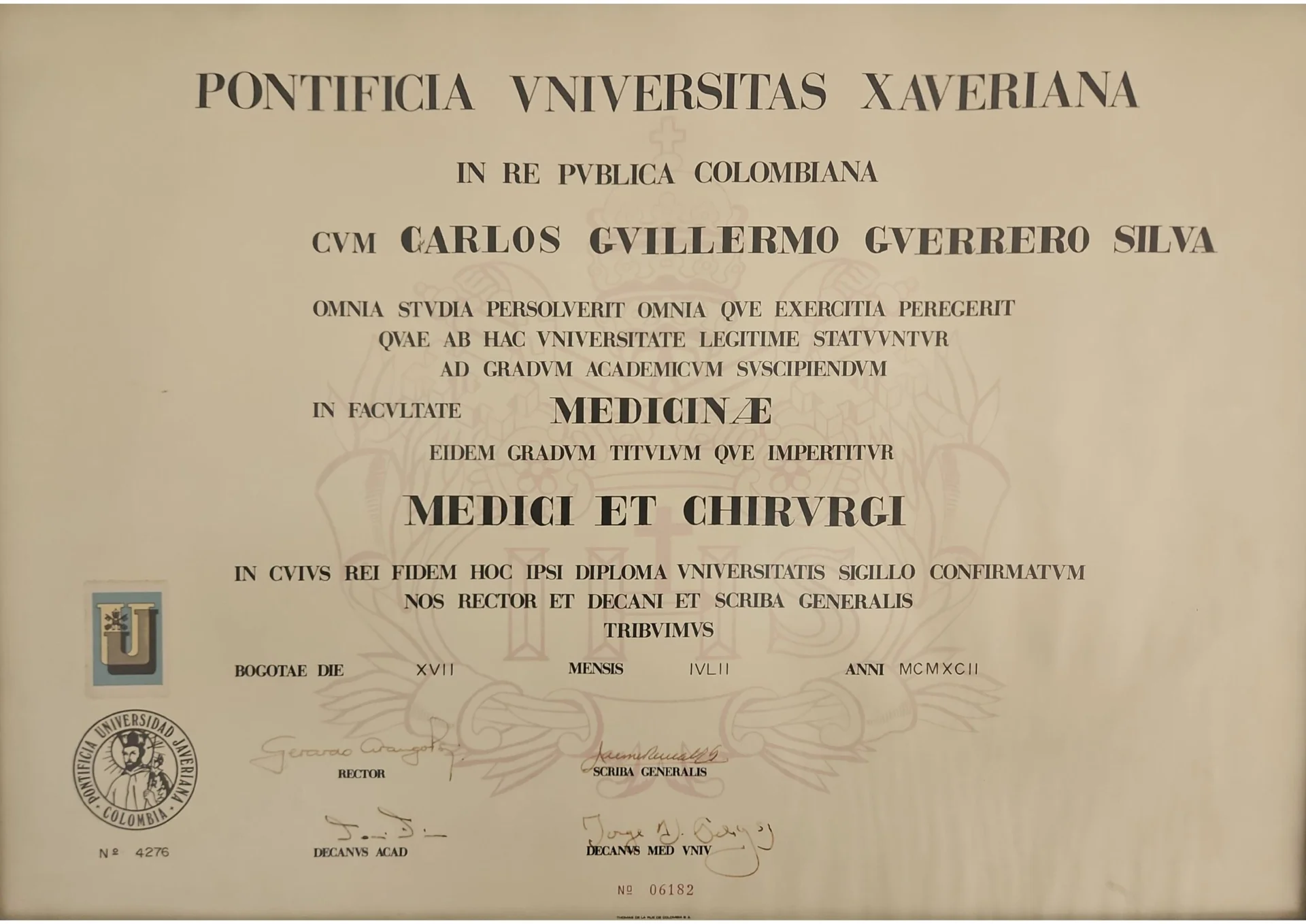Título de Médico y Cirujano — Pontificia Universidad Javeriana, 1992 — Dr. Carlos Guerrero Silva