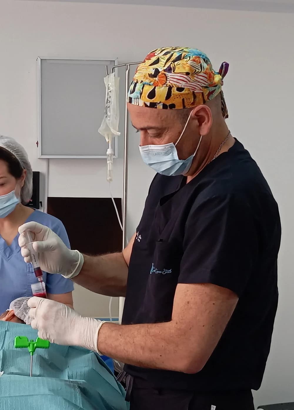 El Dr. Carlos Guerrero Silva durante un procedimiento en SANAA